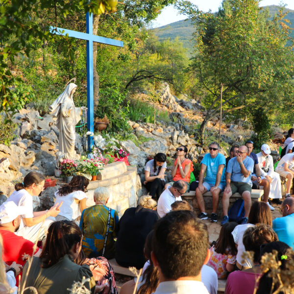 Die Muttergottes betet mit uns für den Frieden – Gedanken zur Monatsbotschaft